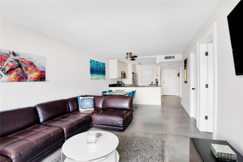 Купить кондоминиум в Майами-Бич, Флорида 2 спальни, 80.55м2, № 1985373 - фото 1