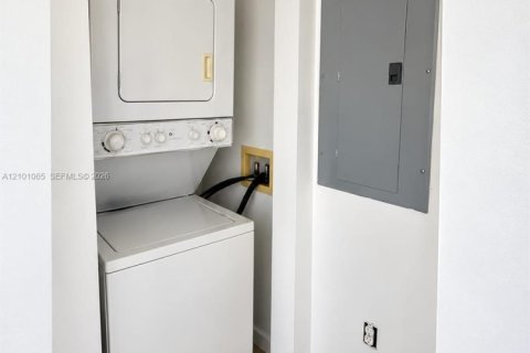 Apartment in Miami, Florida 2 bedrooms, 1563.92 sq.m. № 2402457 - photo 9