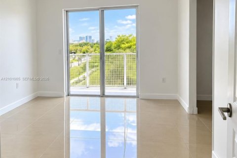 Apartment in Miami, Florida 2 bedrooms, 1563.92 sq.m. № 2402457 - photo 11