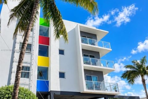 Apartment in Miami, Florida 2 bedrooms, 1563.92 sq.m. № 2402457