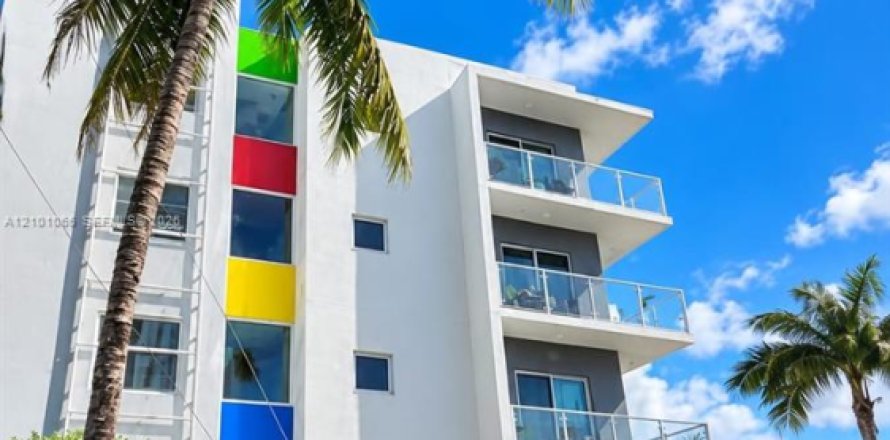 Apartment in Miami, Florida 2 bedrooms, 1563.92 sq.m. № 2402457