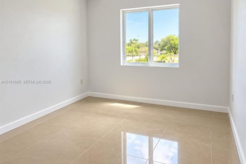 Apartment in Miami, Florida 2 bedrooms, 1563.92 sq.m. № 2402457 - photo 10