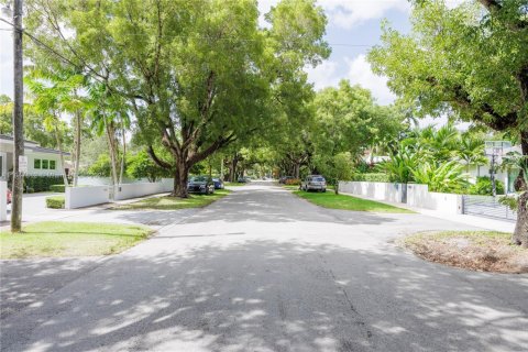 House in Coral Gables, Florida 2 bedrooms, 148.92 sq.m. № 1848383 - photo 5