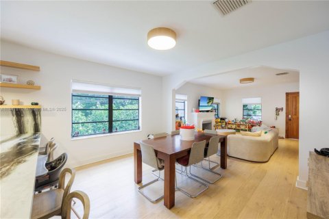 House in Coral Gables, Florida 2 bedrooms, 148.92 sq.m. № 1848383 - photo 12