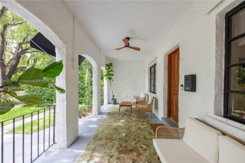 House in Coral Gables, Florida 2 bedrooms, 148.92 sq.m. № 1848383 - photo 7