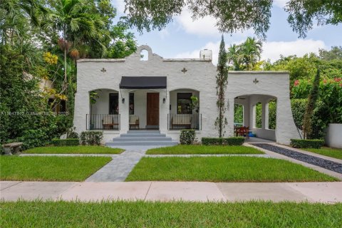 House in Coral Gables, Florida 2 bedrooms, 148.92 sq.m. № 1848383 - photo 1
