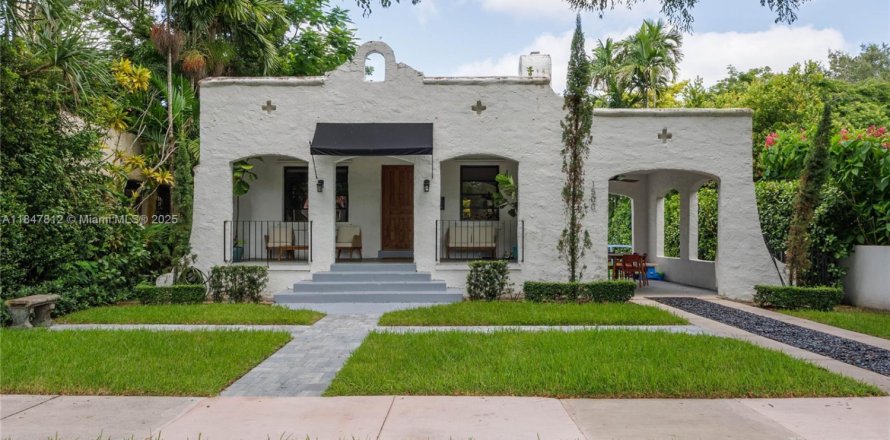House in Coral Gables, Florida 2 bedrooms, 148.92 sq.m. № 1848383
