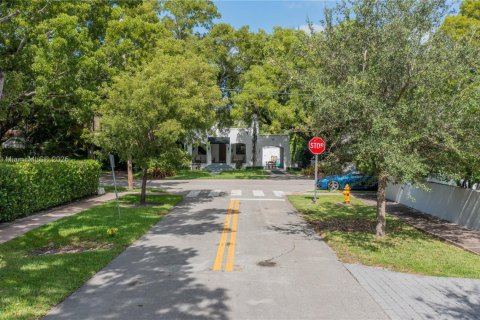 House in Coral Gables, Florida 2 bedrooms, 148.92 sq.m. № 1848383 - photo 2