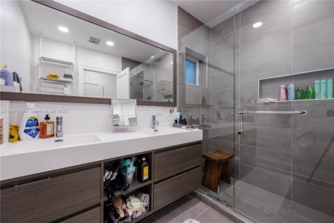 House in Coral Gables, Florida 2 bedrooms, 148.92 sq.m. № 1848383 - photo 23
