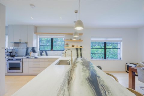House in Coral Gables, Florida 2 bedrooms, 148.92 sq.m. № 1848383 - photo 16