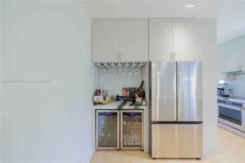 House in Coral Gables, Florida 2 bedrooms, 148.92 sq.m. № 1848383 - photo 17