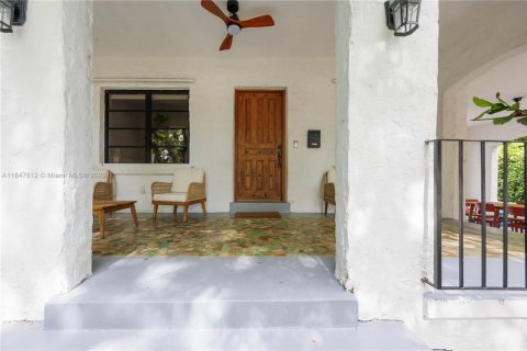 House in Coral Gables, Florida 2 bedrooms, 148.92 sq.m. № 1848383 - photo 6