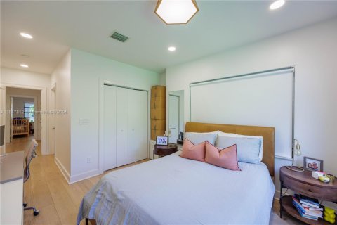 House in Coral Gables, Florida 2 bedrooms, 148.92 sq.m. № 1848383 - photo 19