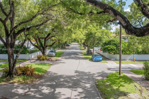 House in Coral Gables, Florida 2 bedrooms, 148.92 sq.m. № 1848383 - photo 3