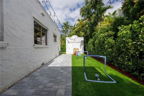 House in Coral Gables, Florida 2 bedrooms, 148.92 sq.m. № 1848383 - photo 27