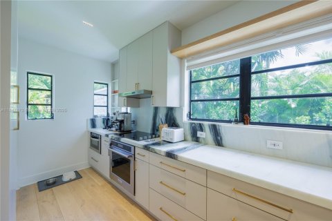 House in Coral Gables, Florida 2 bedrooms, 148.92 sq.m. № 1848383 - photo 18