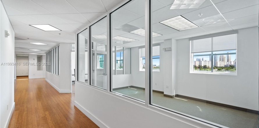 Immobilier commercial à North Miami Beach, Floride № 2255774