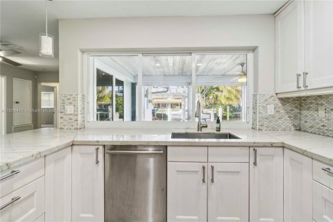 House in Pompano Beach, Florida 3 bedrooms, 165.09 sq.m. № 1940439 - photo 29