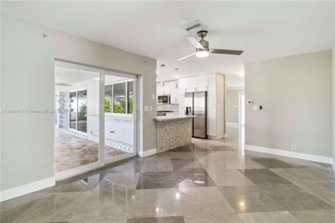 House in Pompano Beach, Florida 3 bedrooms, 165.09 sq.m. № 1940439 - photo 24