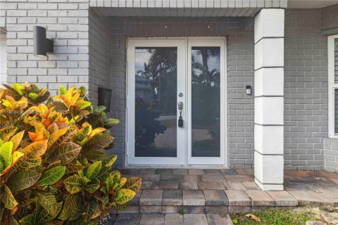 House in Pompano Beach, Florida 3 bedrooms, 165.09 sq.m. № 1940439 - photo 12