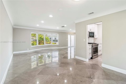 House in Pompano Beach, Florida 3 bedrooms, 165.09 sq.m. № 1940439 - photo 18