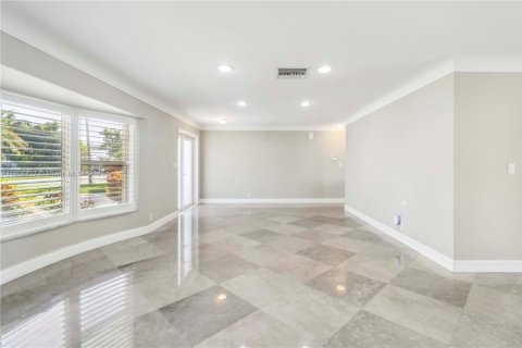 House in Pompano Beach, Florida 3 bedrooms, 165.09 sq.m. № 1940439 - photo 14