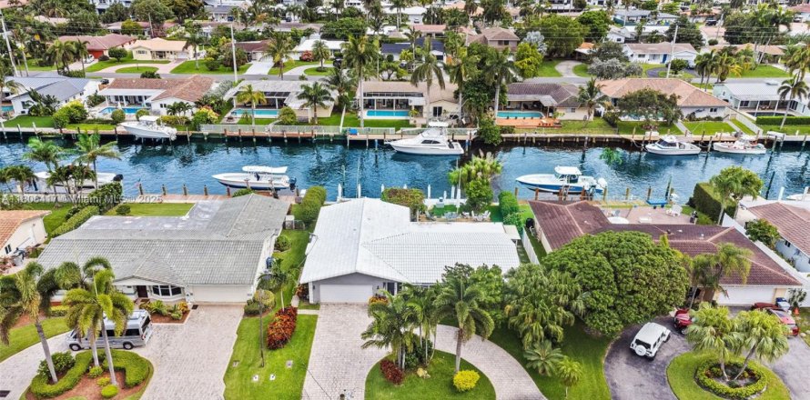 House in Pompano Beach, Florida 3 bedrooms, 165.09 sq.m. № 1940439