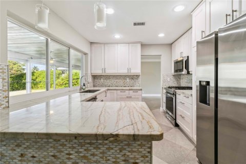 House in Pompano Beach, Florida 3 bedrooms, 165.09 sq.m. № 1940439 - photo 27