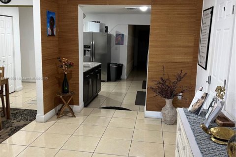 House in Miami, Florida 8 bedrooms, 257.06 sq.m. № 1812319 - photo 8