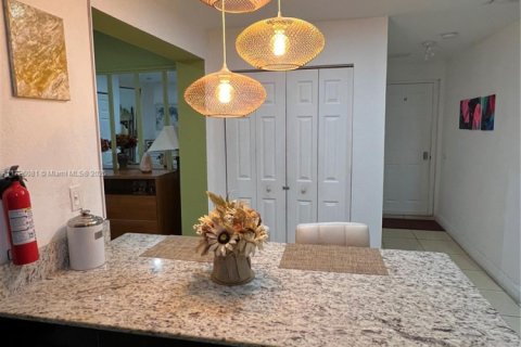 House in Miami, Florida 8 bedrooms, 257.06 sq.m. № 1812319 - photo 19