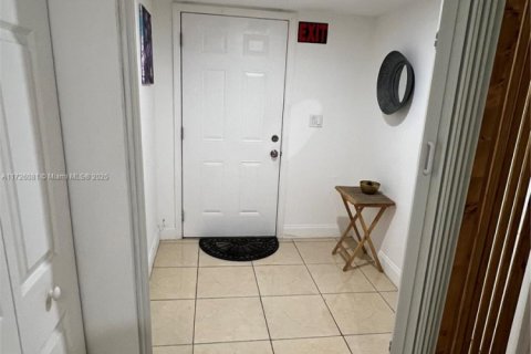 House in Miami, Florida 8 bedrooms, 257.06 sq.m. № 1812319 - photo 21