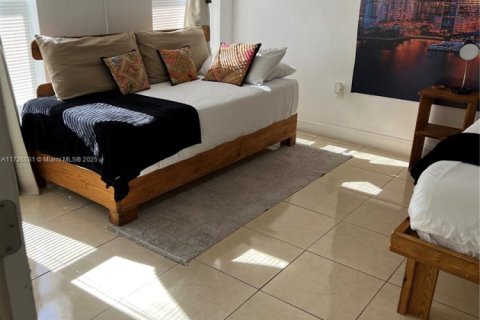 House in Miami, Florida 8 bedrooms, 257.06 sq.m. № 1812319 - photo 30
