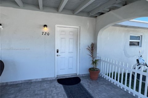 House in Miami, Florida 8 bedrooms, 257.06 sq.m. № 1812319 - photo 4