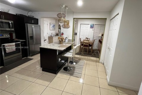 House in Miami, Florida 8 bedrooms, 257.06 sq.m. № 1812319 - photo 17