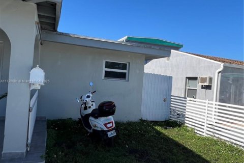 House in Miami, Florida 8 bedrooms, 257.06 sq.m. № 1812319 - photo 3