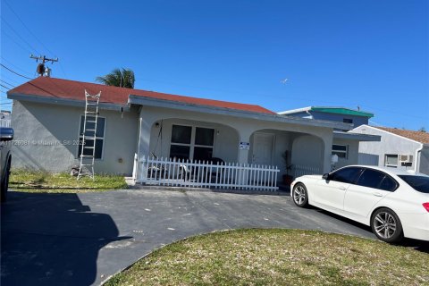 House in Miami, Florida 8 bedrooms, 257.06 sq.m. № 1812319 - photo 1