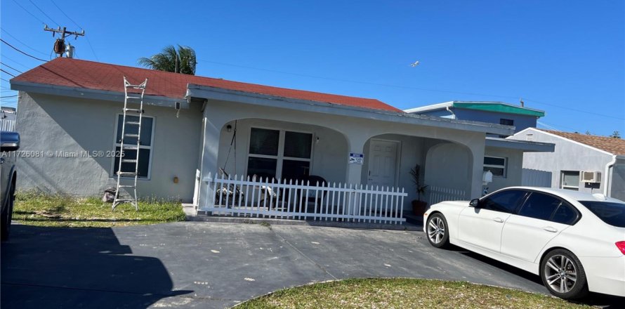 House in Miami, Florida 8 bedrooms, 257.06 sq.m. № 1812319