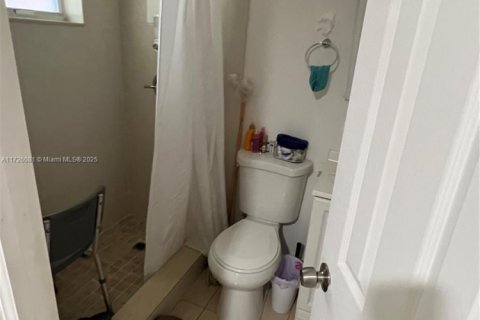 House in Miami, Florida 8 bedrooms, 257.06 sq.m. № 1812319 - photo 23
