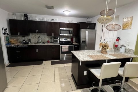 House in Miami, Florida 8 bedrooms, 257.06 sq.m. № 1812319 - photo 16