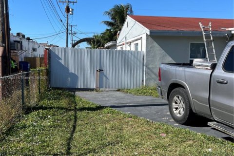 House in Miami, Florida 8 bedrooms, 257.06 sq.m. № 1812319 - photo 2