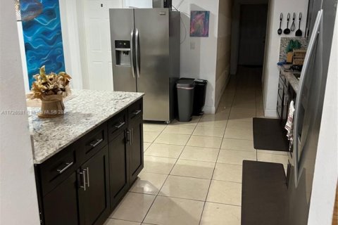 House in Miami, Florida 8 bedrooms, 257.06 sq.m. № 1812319 - photo 12