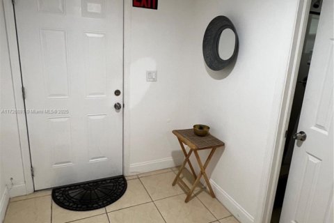 House in Miami, Florida 8 bedrooms, 257.06 sq.m. № 1812319 - photo 22