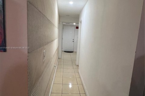House in Miami, Florida 8 bedrooms, 257.06 sq.m. № 1812319 - photo 20