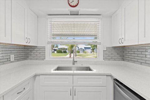 House in Punta Gorda, Florida 4 bedrooms, 141.86 sq.m. № 1826209 - photo 13