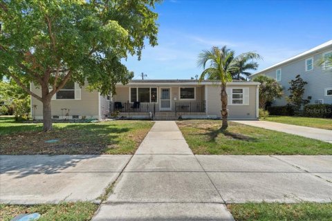 House in Punta Gorda, Florida 4 bedrooms, 141.86 sq.m. № 1826209 - photo 1