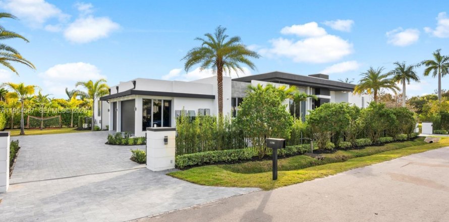 House in Plantation, Florida 5 bedrooms, 513.75 sq.m. № 2020059