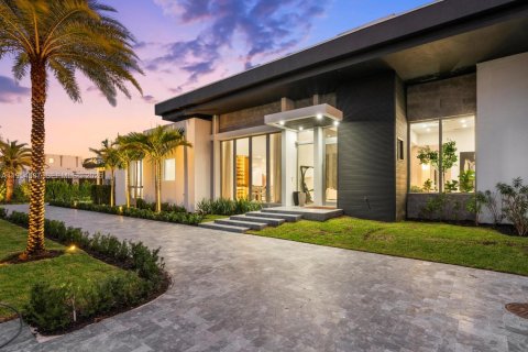 House in Plantation, Florida 5 bedrooms, 513.75 sq.m. № 2020059 - photo 6