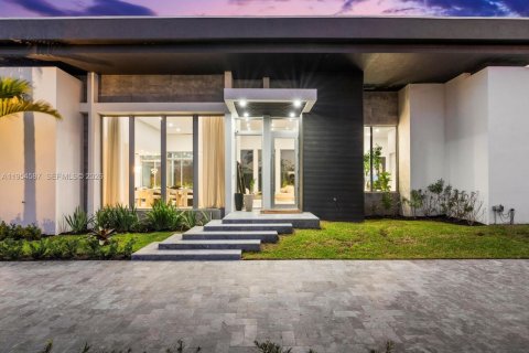 House in Plantation, Florida 5 bedrooms, 513.75 sq.m. № 2020059 - photo 8