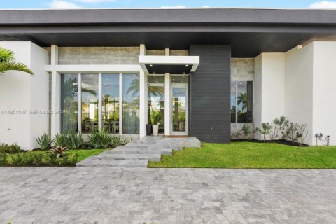 House in Plantation, Florida 5 bedrooms, 513.75 sq.m. № 2020059 - photo 4