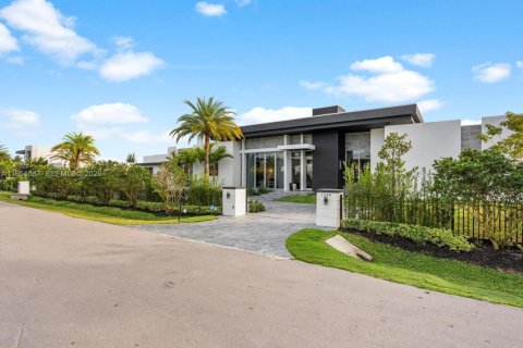 House in Plantation, Florida 5 bedrooms, 513.75 sq.m. № 2020059 - photo 2